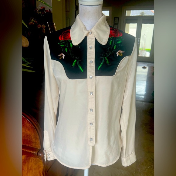 Gianni Binni ladies top embroidered floral pearl accent buttons. Small - Picture 3 of 16